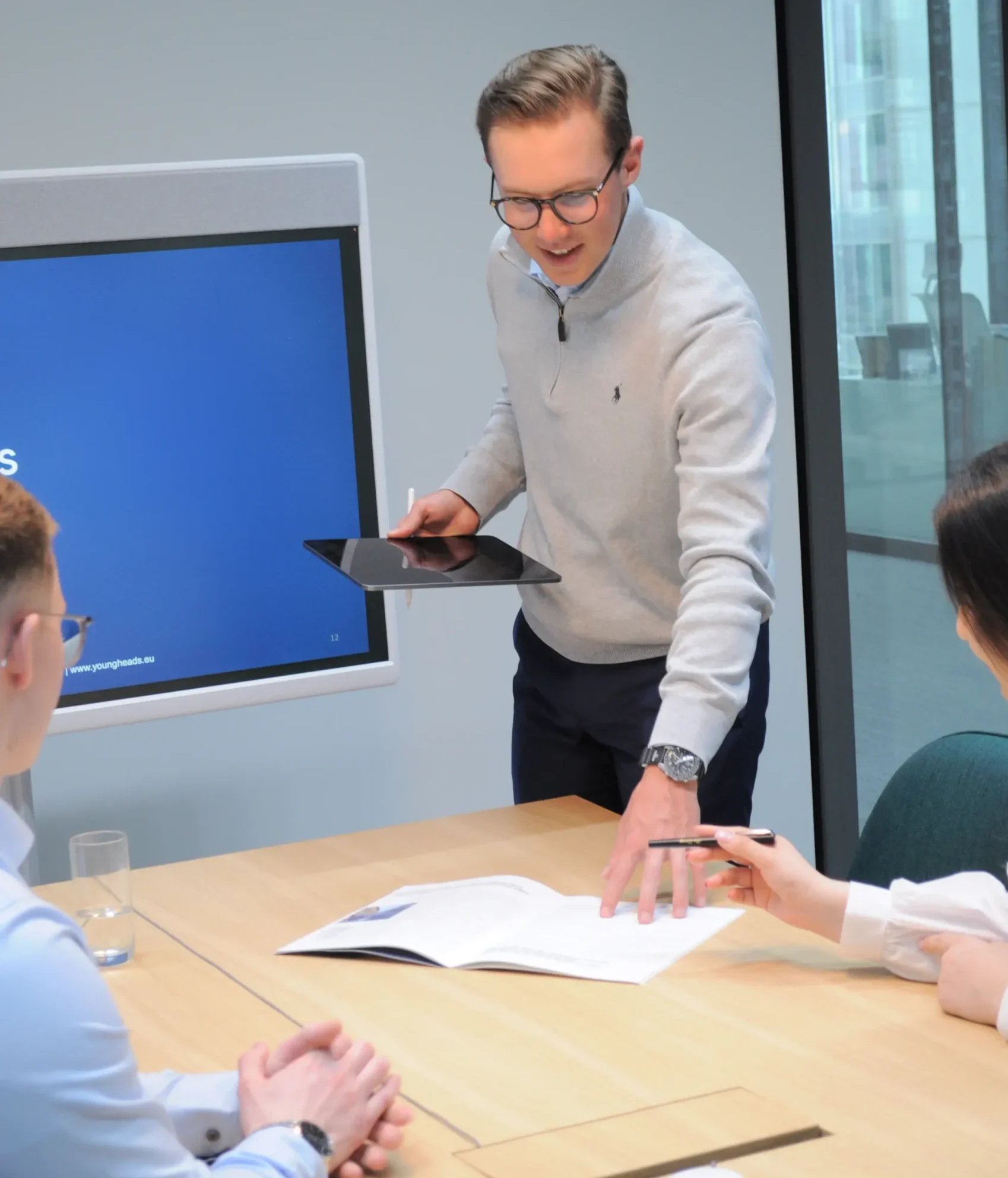 Gründer von YoungHeads, Ben Düring, lächelnd in Business-Kleidung.