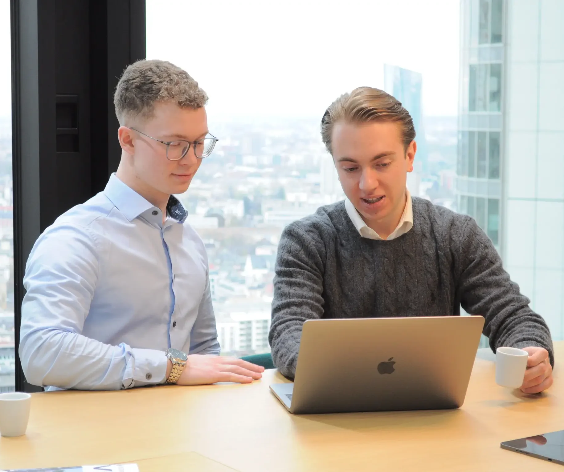 YoungHeads Team in einer interaktiven Session, Logo sichtbar im Hintergrund.